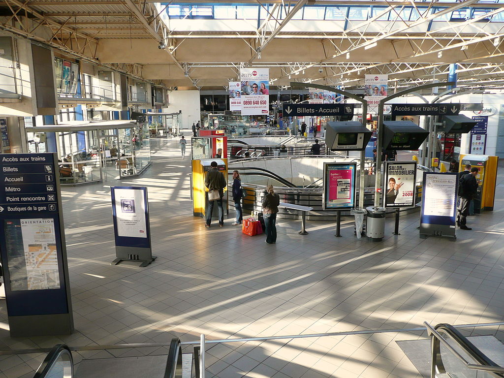 1024px-Hall de la gare de Rennes P1040129